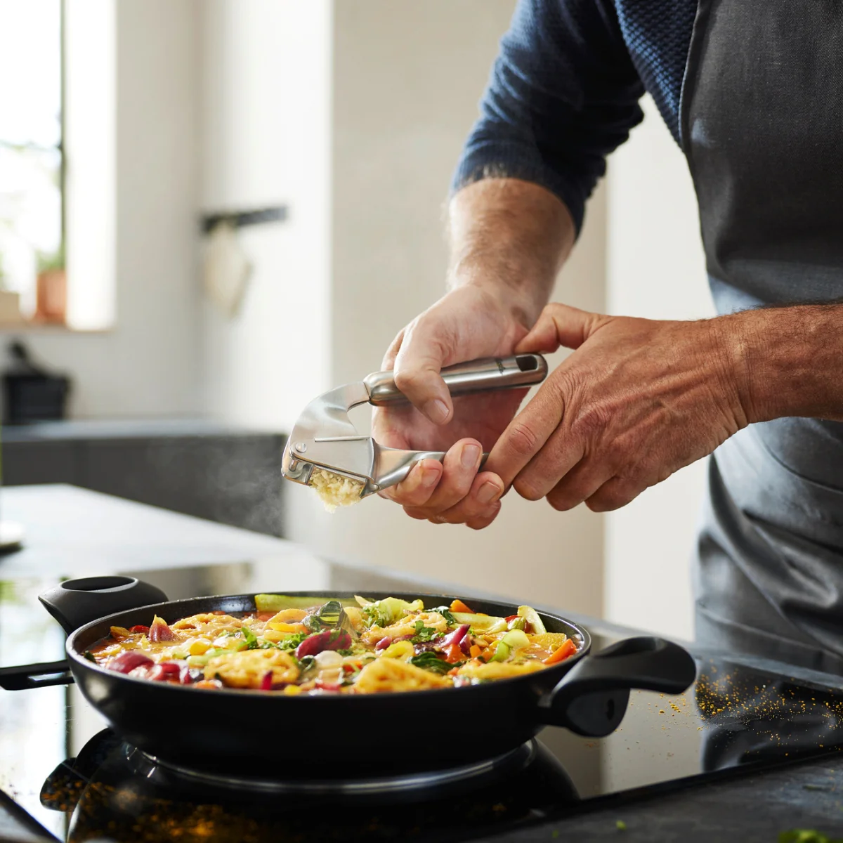 Fissler Essential® Serving Pan 11 Inch - Image 4